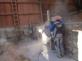 Betonwand in Stall sägen 2 Wandsägen im Einsatz.JPG